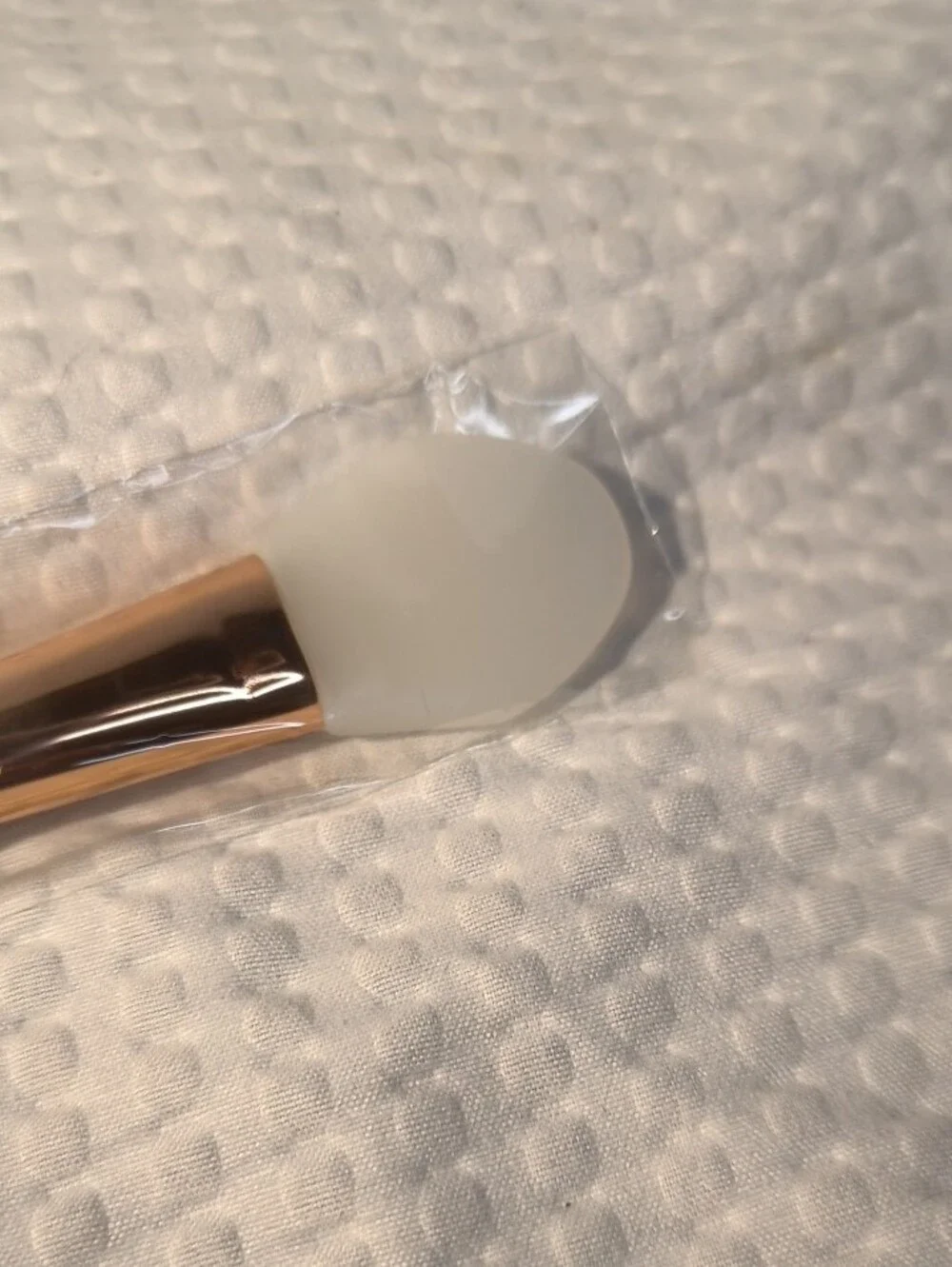 Dual-Ended Makeup Brush with Silicone and Synthetic Bristles - Gold